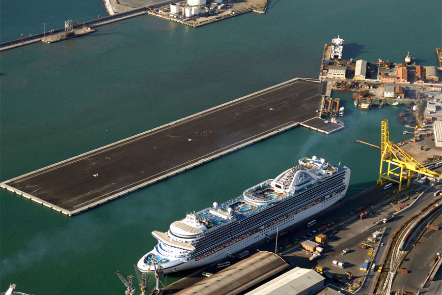 Veduta aerea del Molo Italia nel porto di Livorno