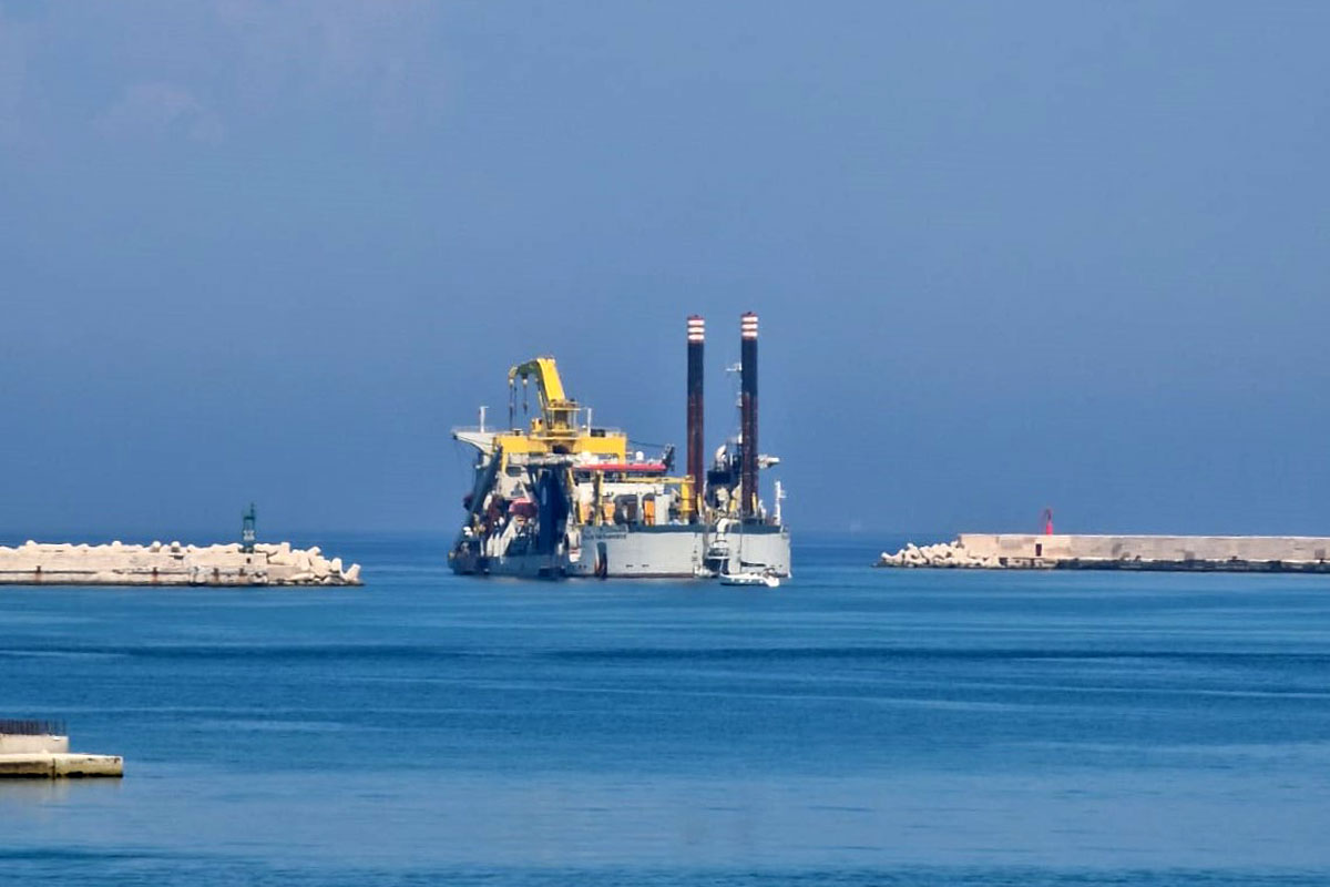 Draga per fondali rocciosi all'imboccatura del porto di Bari