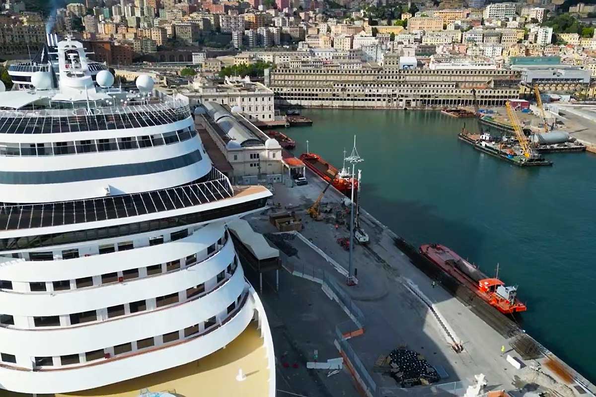 Nave da crociera ormeggiata alla banchina di Ponte dei Mille Levante nel porto di Genova durante i lavori