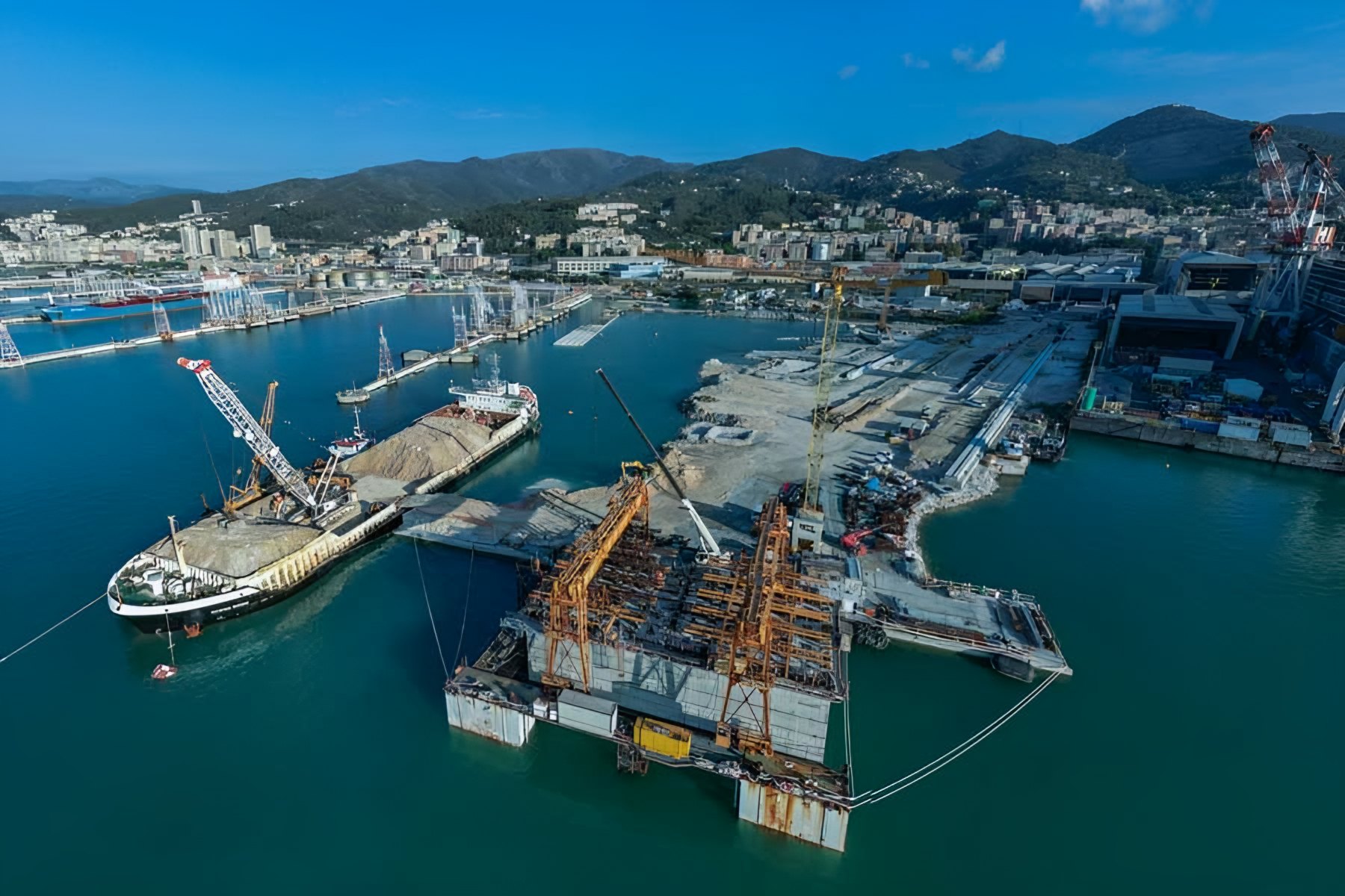 Lavori nel porto di Genova Sestri Ponente per la nuova calata