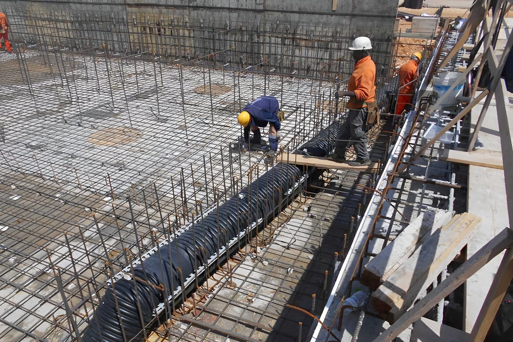 Posa delle armature in calcestruzzo armato nel cantiere del porto di Taranto
