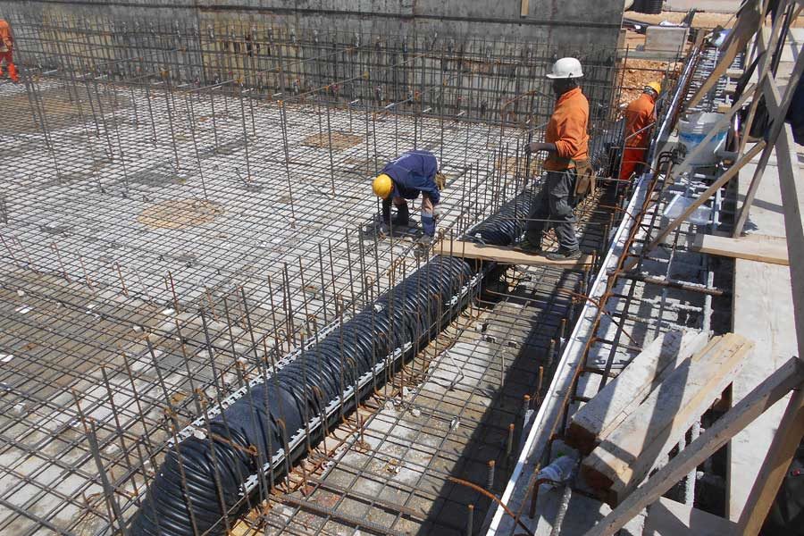 Posa delle armature in calcestruzzo armato nel cantiere del porto di Taranto