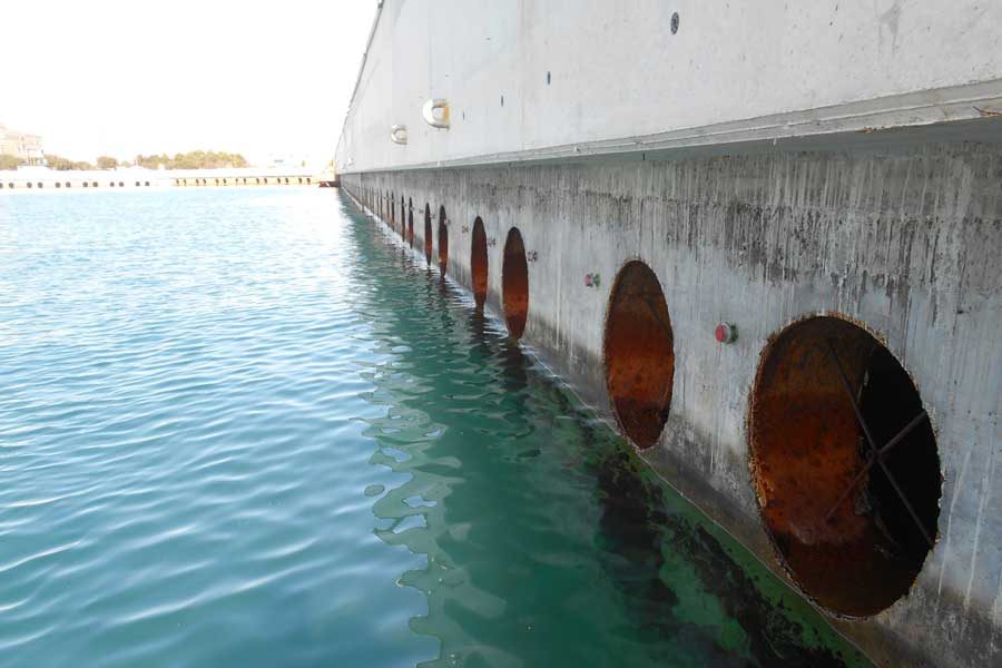 Nave ormeggiata alla nuova banchina del porto di Taranto