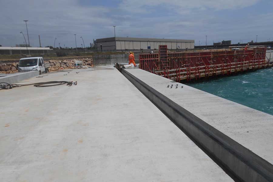 Banchina della piastra logistica del porto di Taranto in costruzione