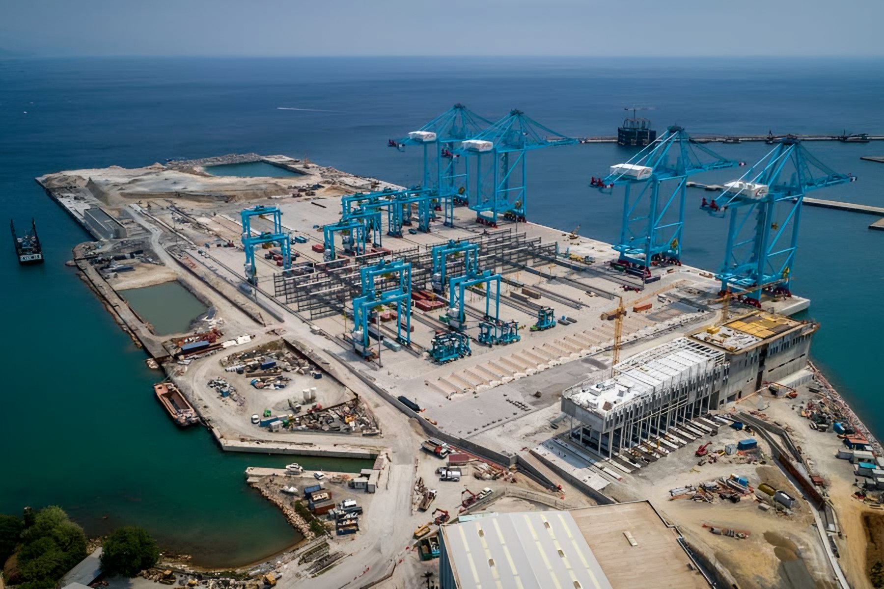Vista aerea del cantiere della piattaforma multifunzionale di Vado Ligure