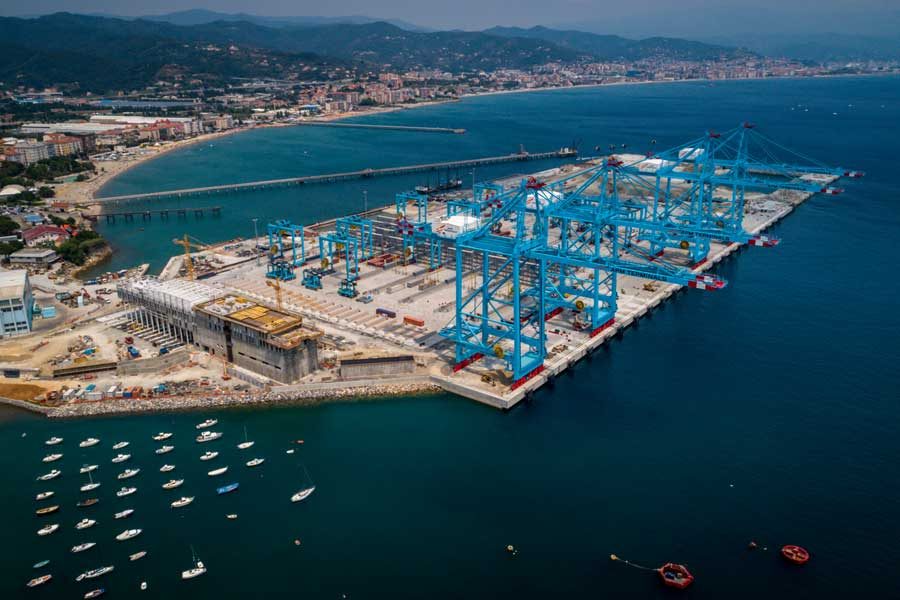 Piattaforma multifunzionale del porto di Vado Ligure con le gru di banchina