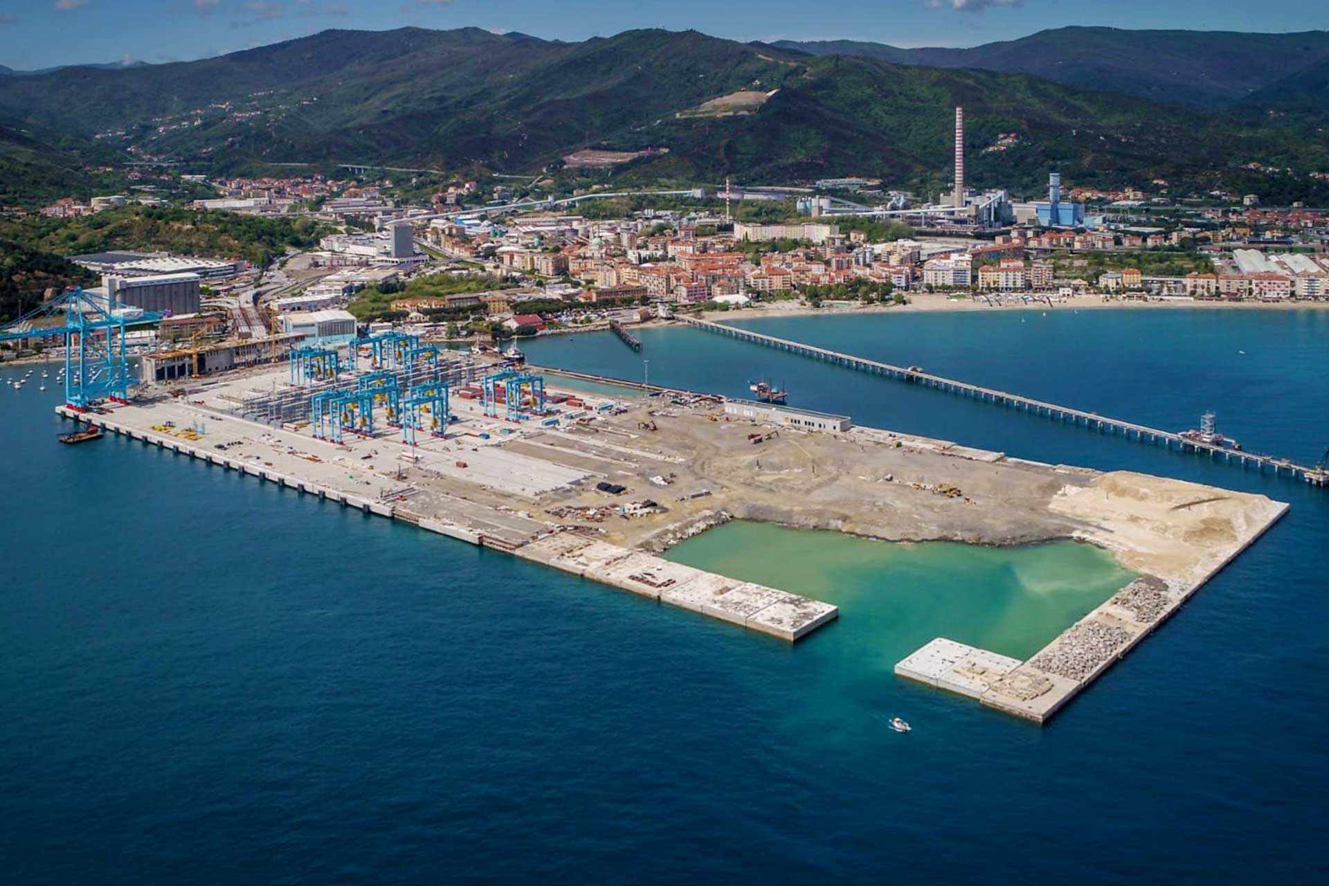 Vista aerea del terminal container della piattaforma multifunzionale di Vado Ligure con le gru di banchina