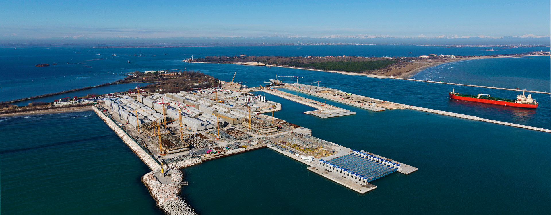 MOSE di Venezia: vista aerea del cantiere della barriera e dell'area di prefabbricazione dei cassoni